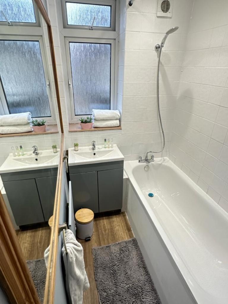 Beautiful Family Apartment London Bagian luar foto