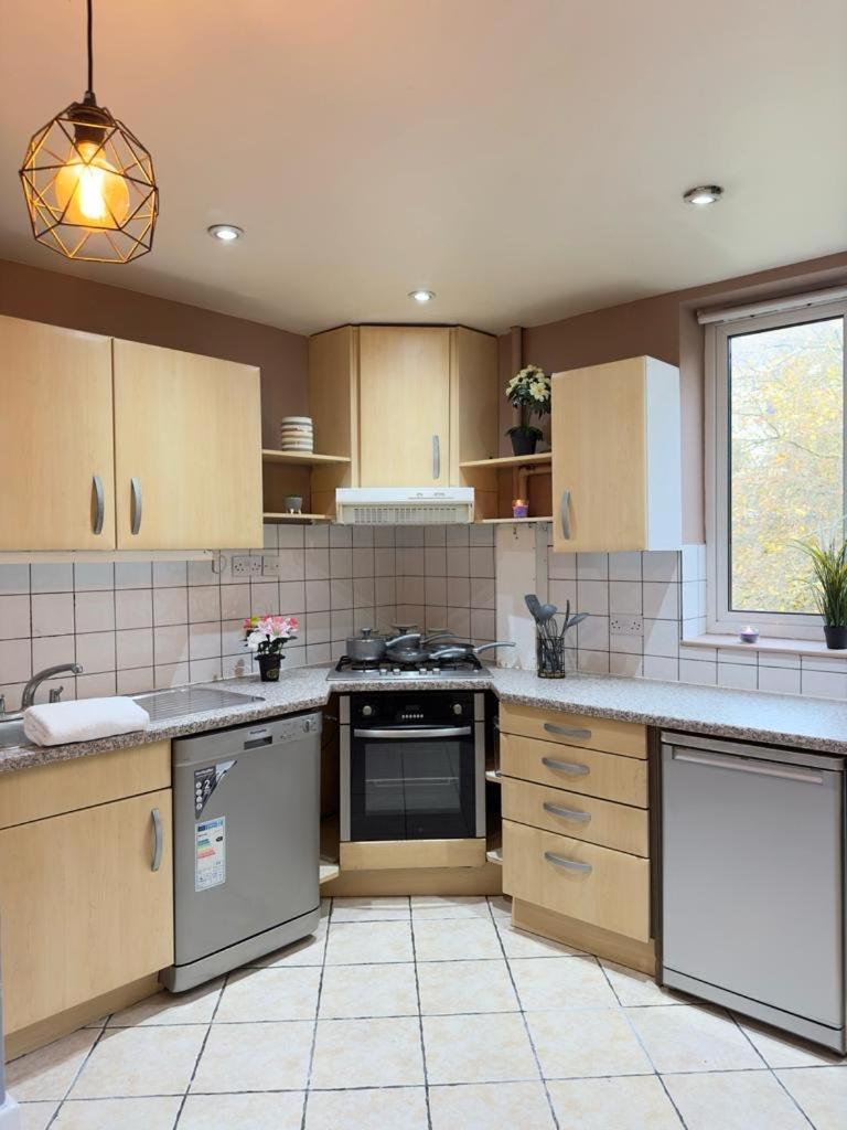 Beautiful Family Apartment London Bagian luar foto